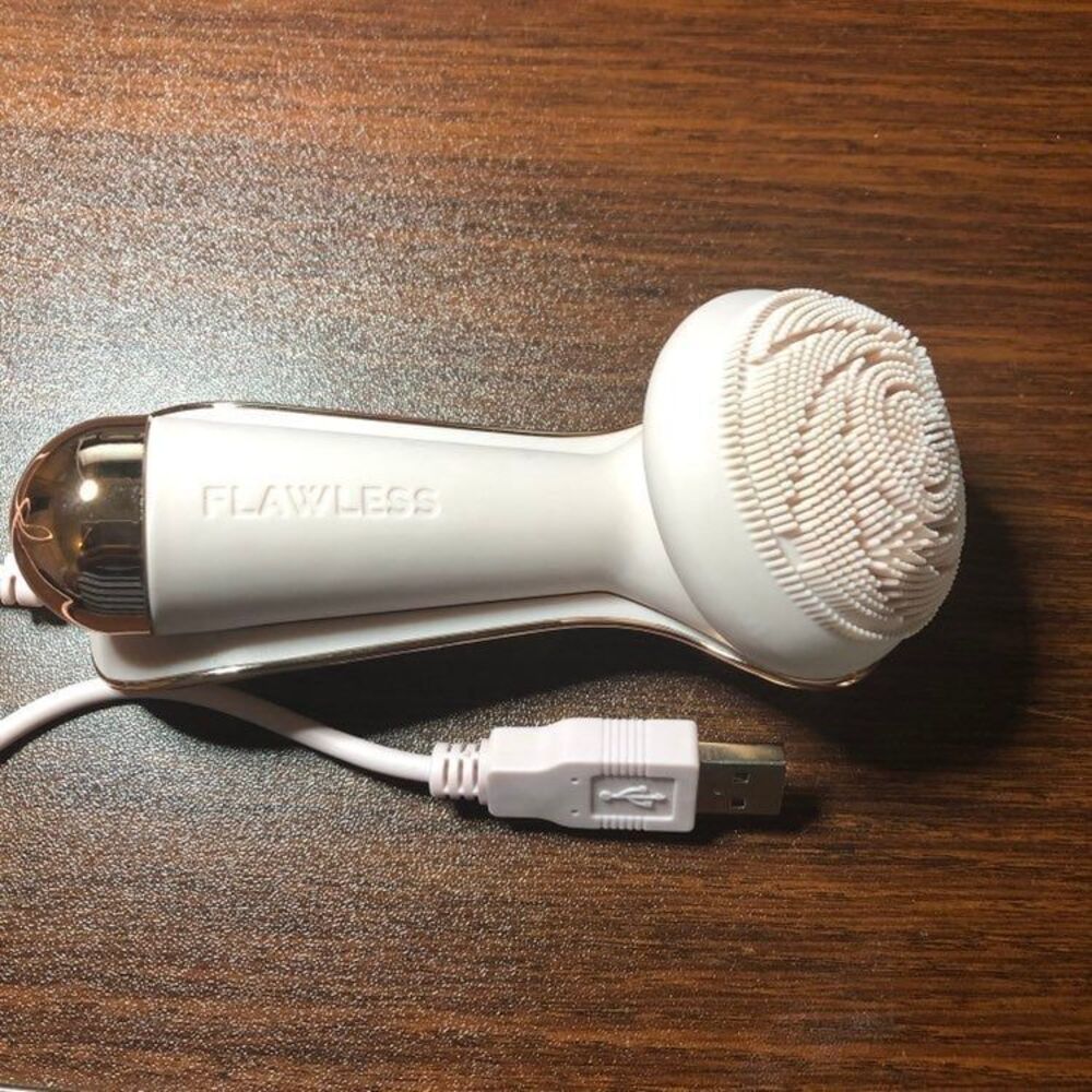 NWT Face massager and‎ cleanser